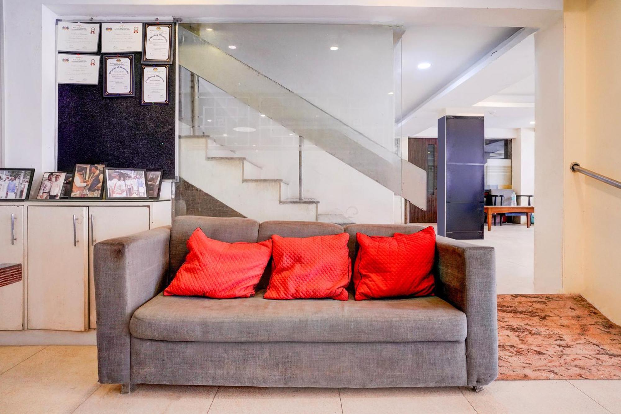 Super Townhouse Khar The Habitat Hotel - Mumbai — Photos 2